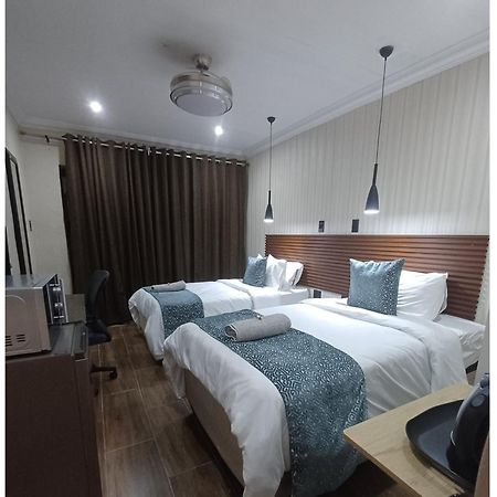 Delux Guesthouse Volksrust Esterno foto