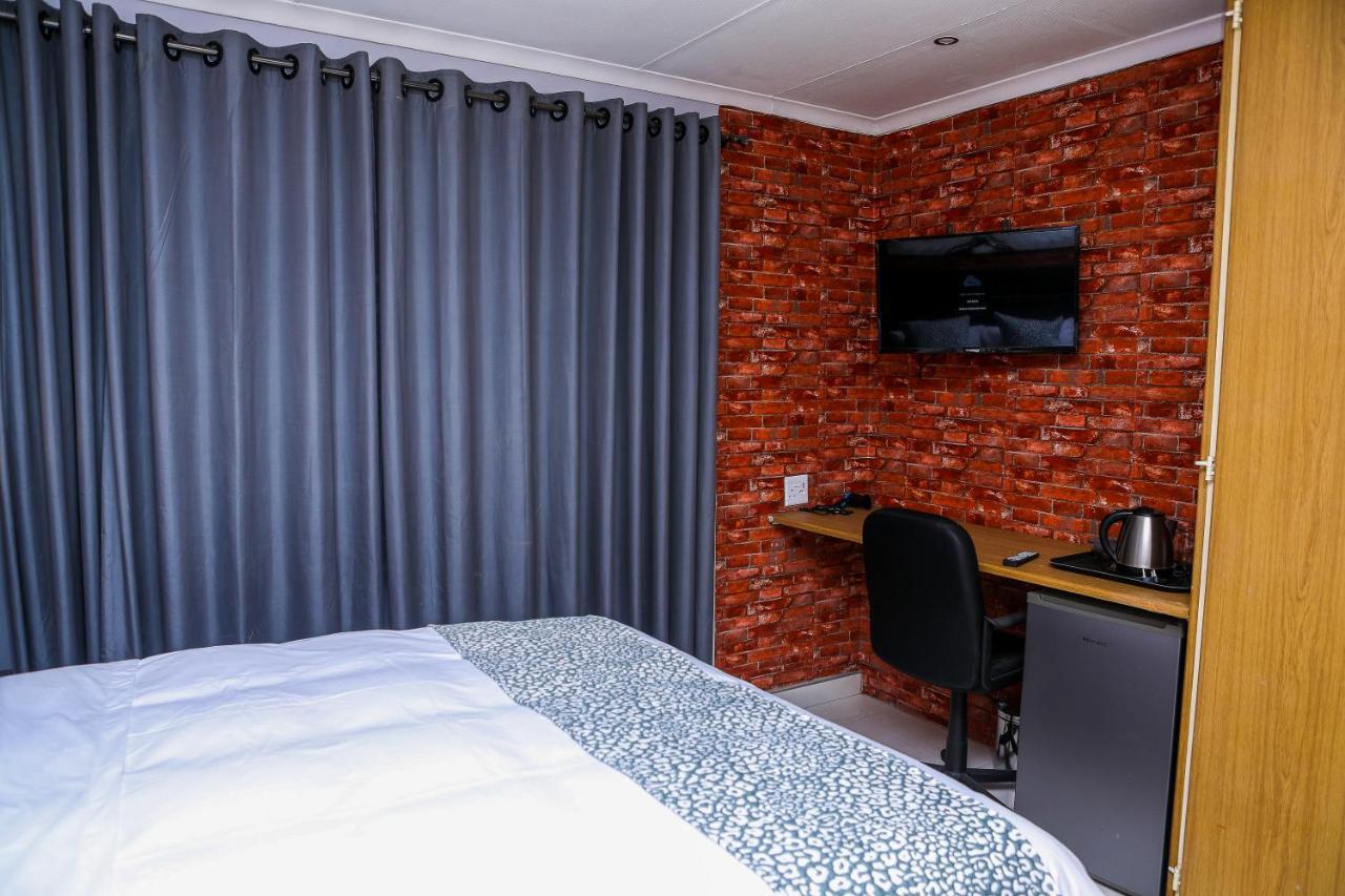 Delux Guesthouse Volksrust Esterno foto