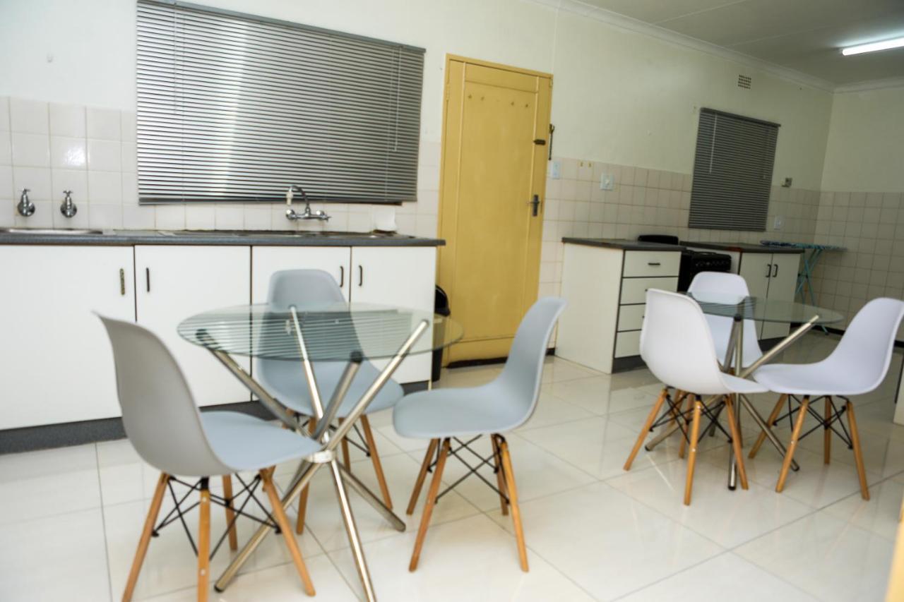 Delux Guesthouse Volksrust Esterno foto