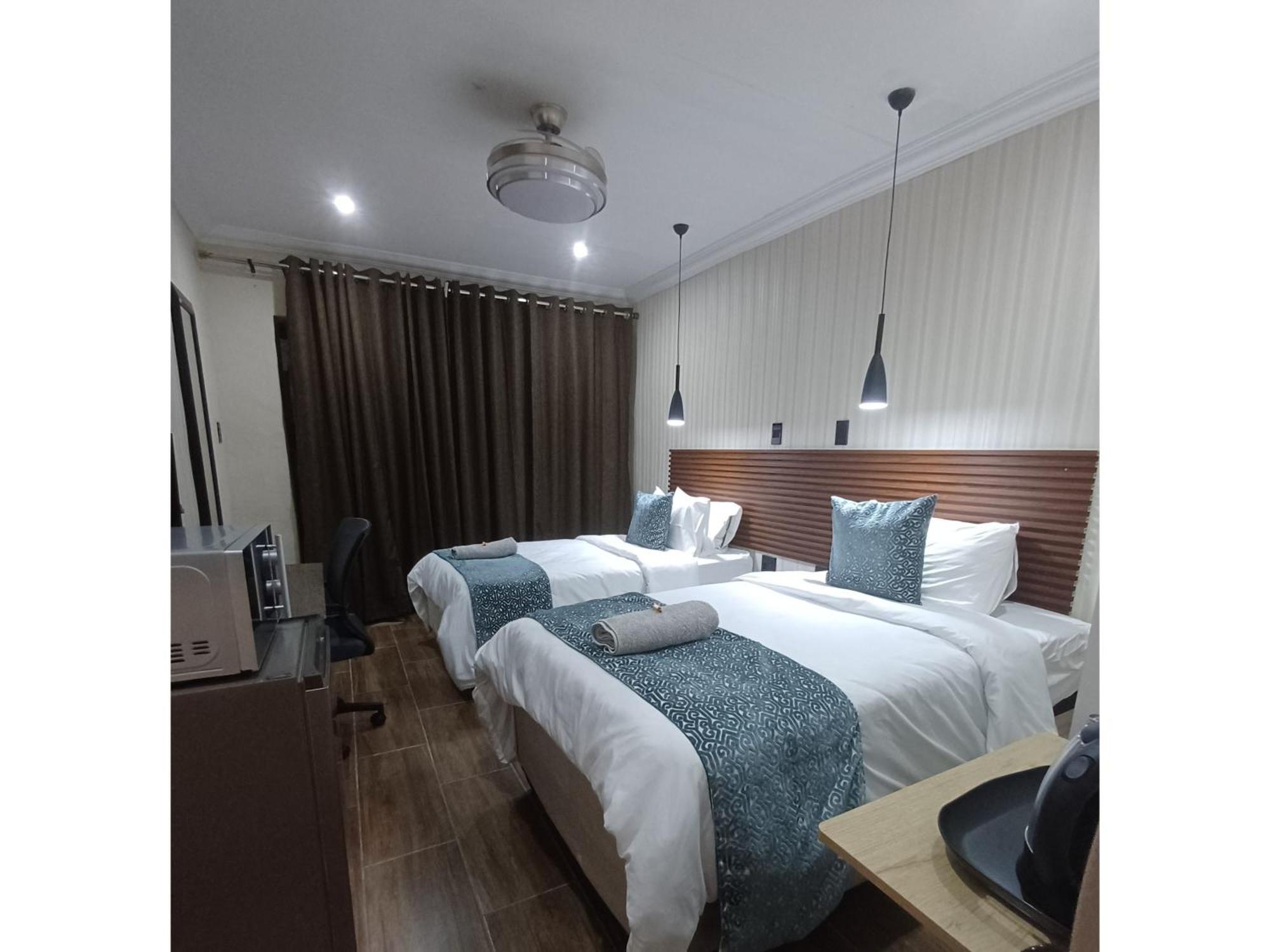 Delux Guesthouse Volksrust Esterno foto