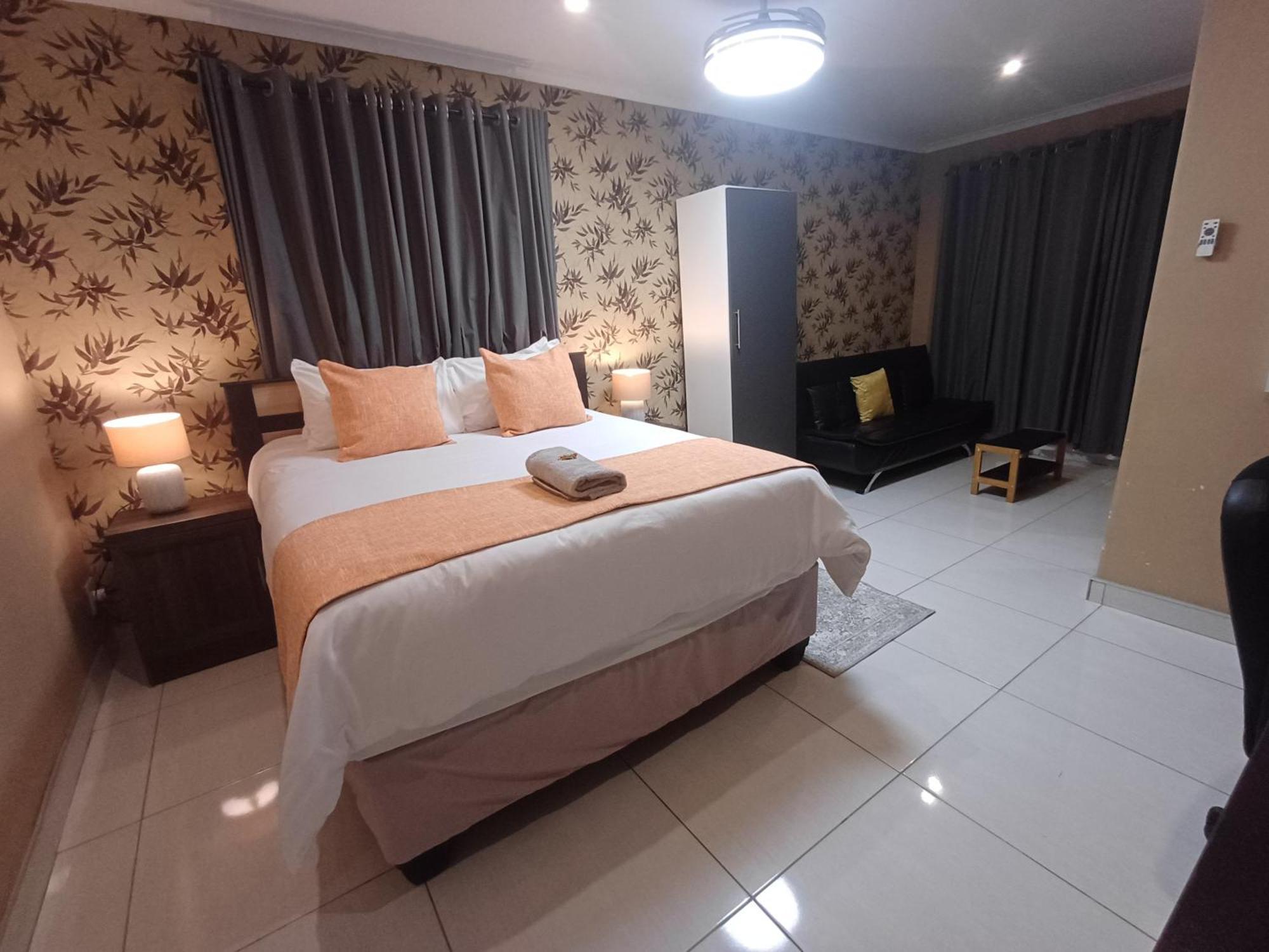 Delux Guesthouse Volksrust Esterno foto
