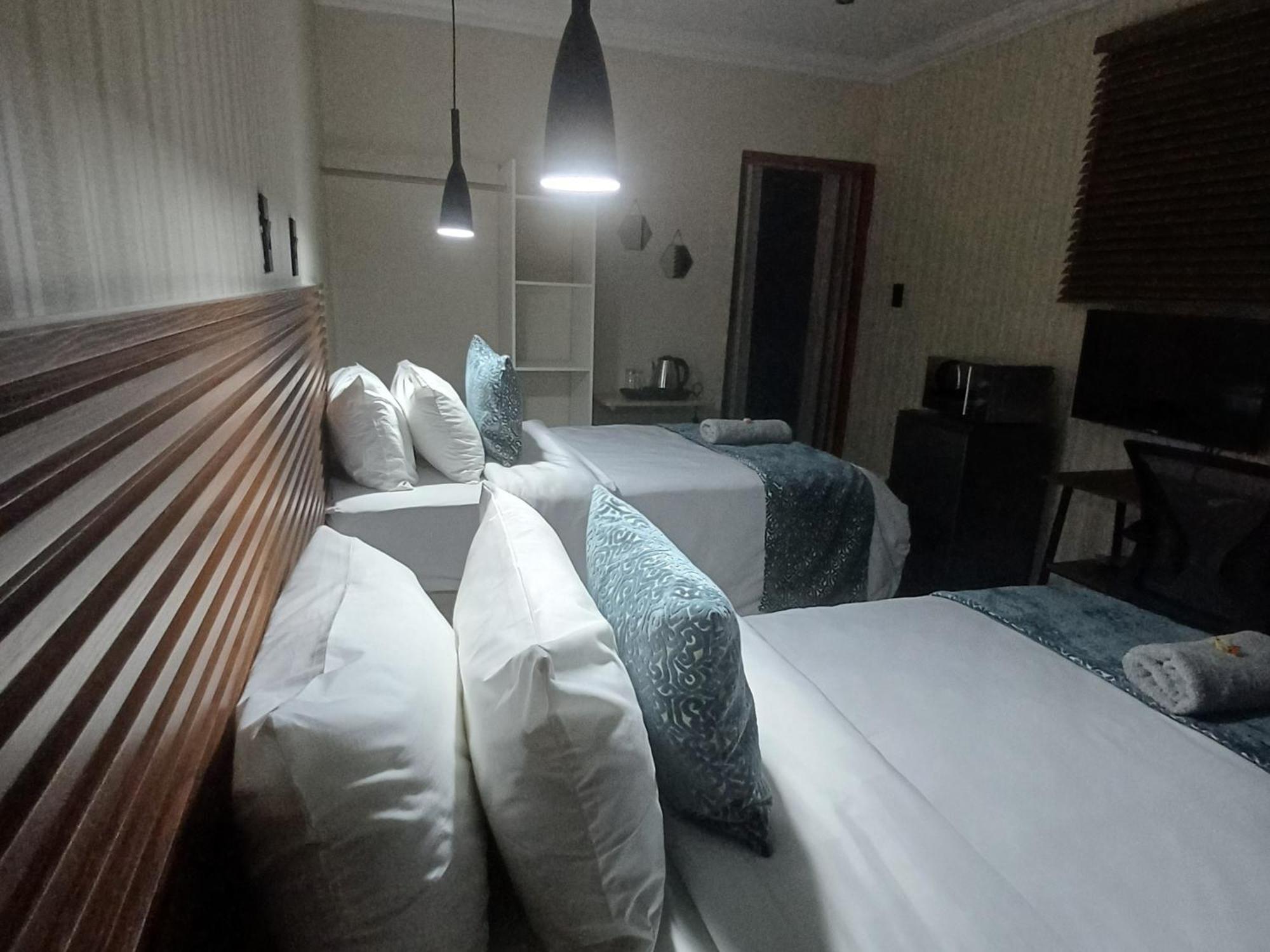 Delux Guesthouse Volksrust Esterno foto