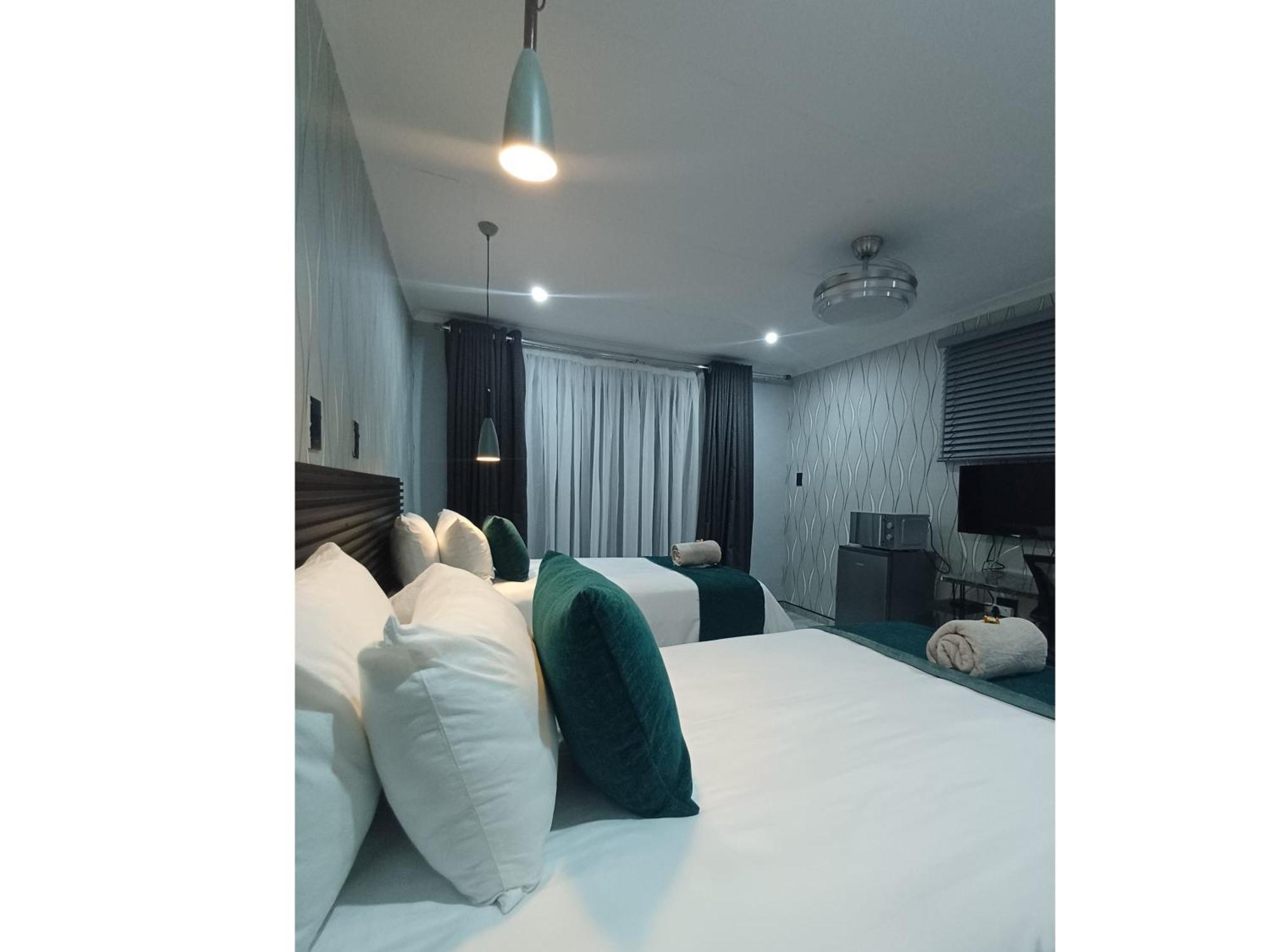 Delux Guesthouse Volksrust Esterno foto