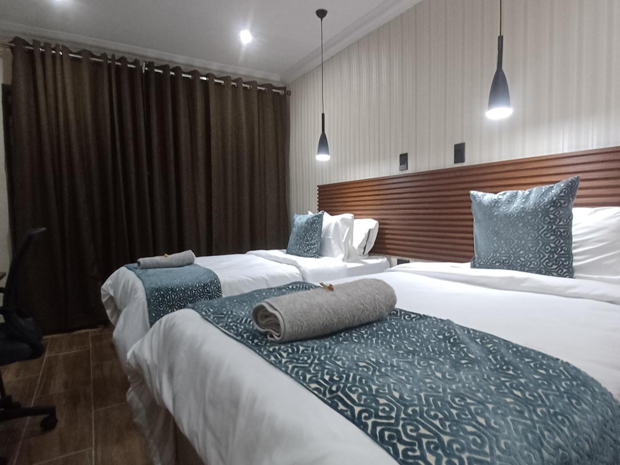 Delux Guesthouse Volksrust Esterno foto