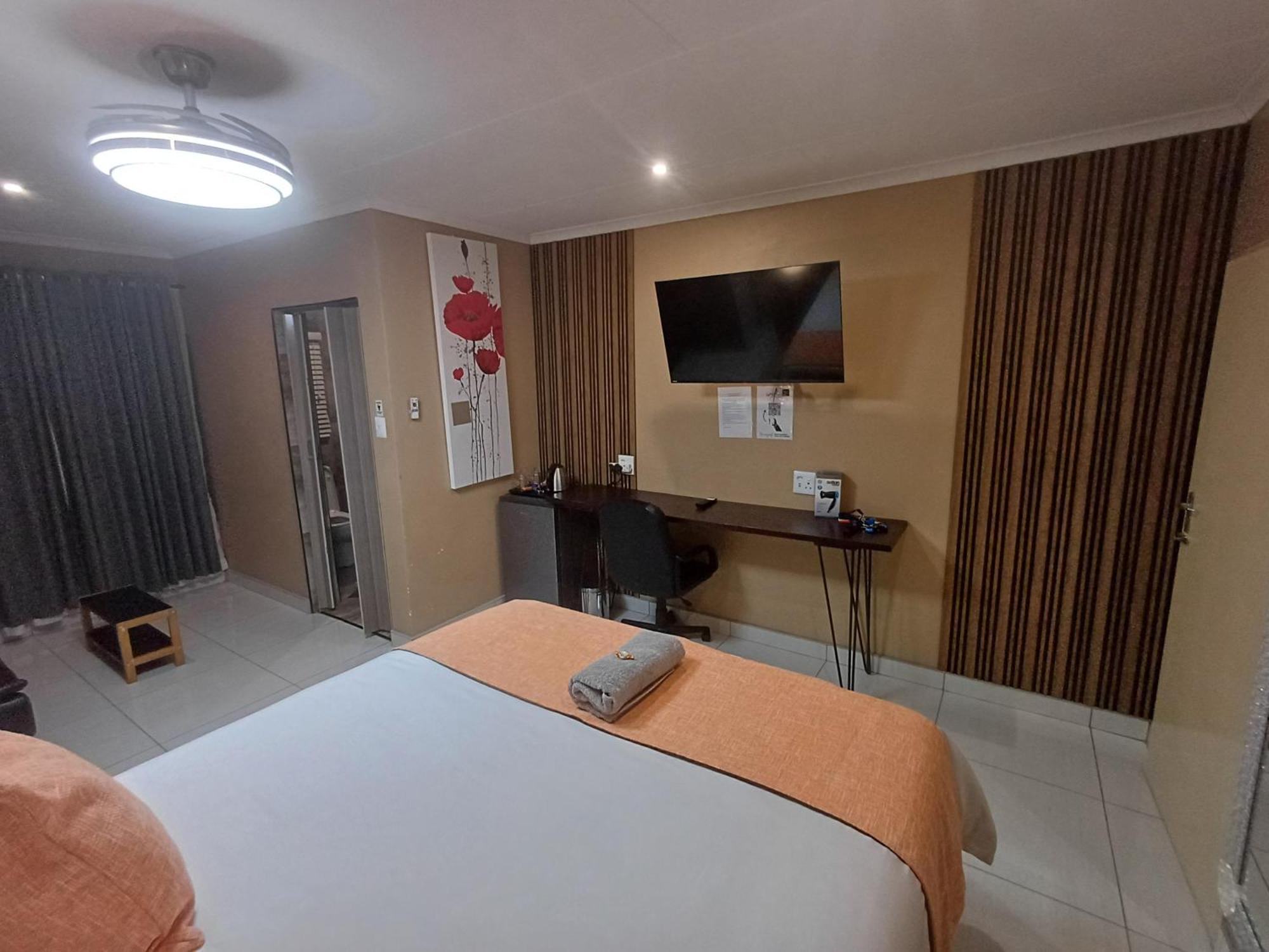 Delux Guesthouse Volksrust Esterno foto