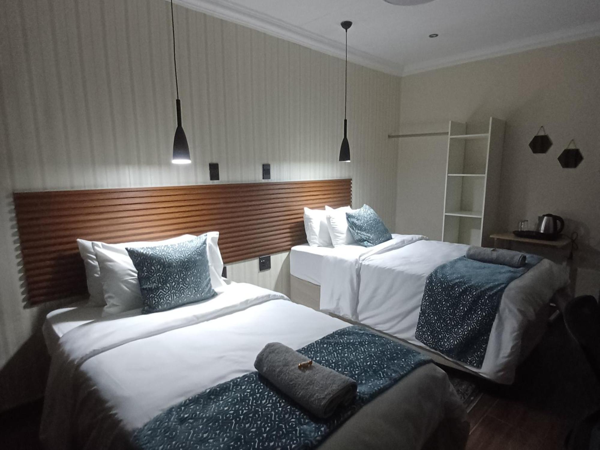 Delux Guesthouse Volksrust Esterno foto
